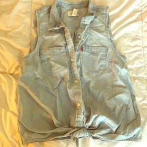 NEVER WORN! LEVI’S denim shirt.